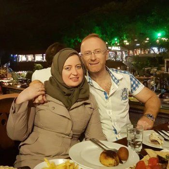 شاهد .. مصطفى الخاني يطل برفقة شقيقته.. والشبه بينهما يحدث ضجة