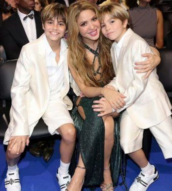 شاهد .. بعد فوزها بجائزة غرامي اللاتينية.. شاكيرا تحصل على التهاني من طفليها بهذه الطريقة!