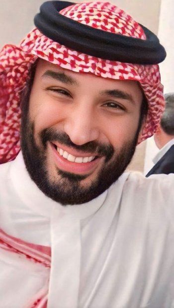 شاهد .. ضحكة ولي العهد الأمير محمد بن سلمان حديث المتابعين .. ما السبب ؟