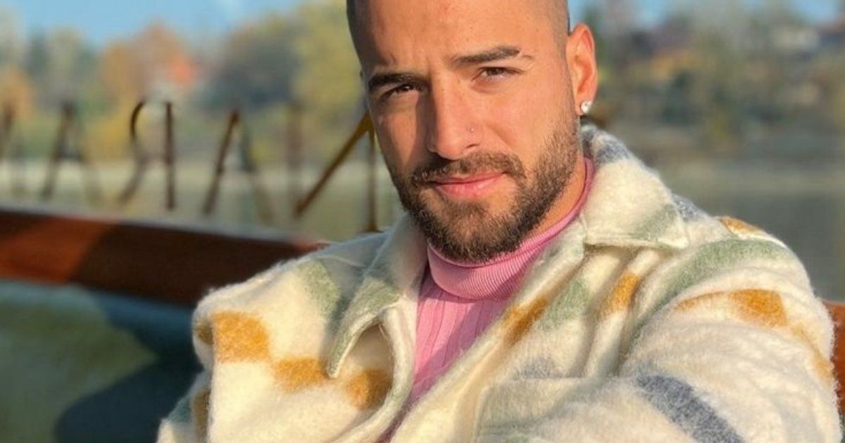 شاهد .. مالوما بتصرف لافت على السجادة الحمراء.. وقبلة حميمة مع حبيبته الحامل تحدث ضجة