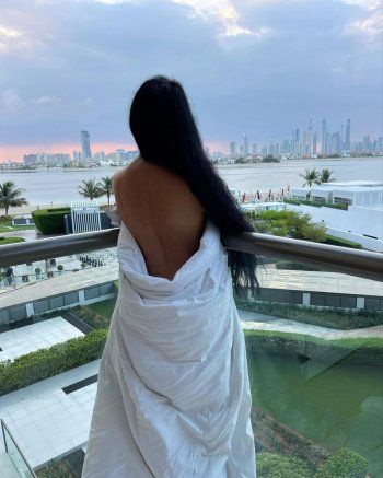 شاهد .. لاميتا فرنجية بإطلالت متعددة بالمايو وروب الحمام وتستجم على البحر مع ولديها-بالصور