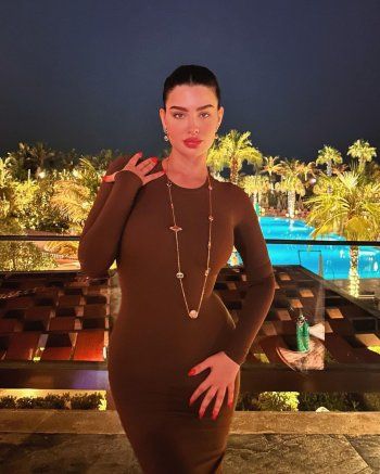 شاهد .. بفستان ضيق..روان بن حسين تستعرض رشاقتها وأنوثتها بأناقة وجمال