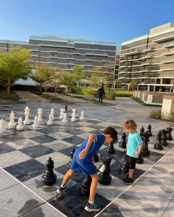 شاهد .. لاميتا فرنجية بإطلالت متعددة بالمايو وروب الحمام وتستجم على البحر مع ولديها-بالصور