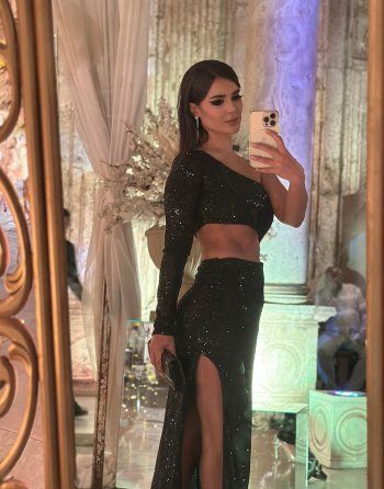 شاهد .. بفستان لامع مكشوف.. رانيا منصور تتألق بالأسود وتبهر الجمهور - بالصور