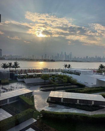 شاهد .. لاميتا فرنجية بإطلالت متعددة بالمايو وروب الحمام وتستجم على البحر مع ولديها-بالصور