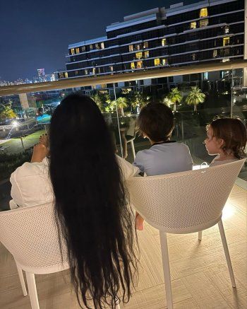 شاهد .. لاميتا فرنجية بإطلالت متعددة بالمايو وروب الحمام وتستجم على البحر مع ولديها-بالصور