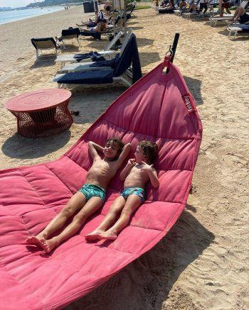 شاهد .. لاميتا فرنجية بإطلالت متعددة بالمايو وروب الحمام وتستجم على البحر مع ولديها-بالصور