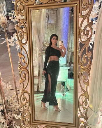 شاهد .. بفستان لامع مكشوف.. رانيا منصور تتألق بالأسود وتبهر الجمهور - بالصور