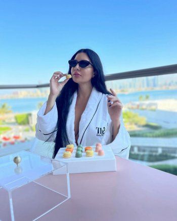 شاهد .. لاميتا فرنجية بإطلالت متعددة بالمايو وروب الحمام وتستجم على البحر مع ولديها-بالصور