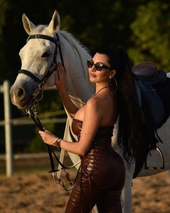 شاهد .. بإطلالة جريئة للغاية.. لاميتا فرنجية مع الحصان بجلسة تصوير