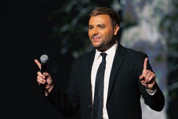 شاهد .. بالصور- رامي صبري يشكر المستشار تركي آل الشيخ وجمهور الرياض بعد نجاح "ليلة الدموع"