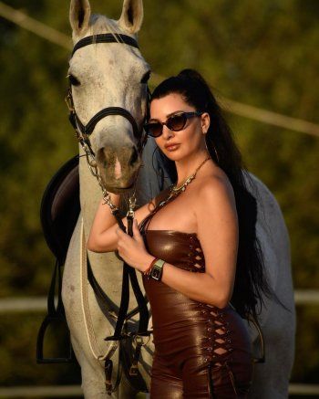 شاهد .. بإطلالة جريئة للغاية.. لاميتا فرنجية مع الحصان بجلسة تصوير