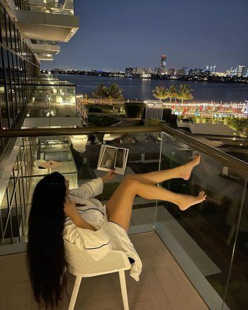 شاهد .. لاميتا فرنجية بإطلالت متعددة بالمايو وروب الحمام وتستجم على البحر مع ولديها-بالصور