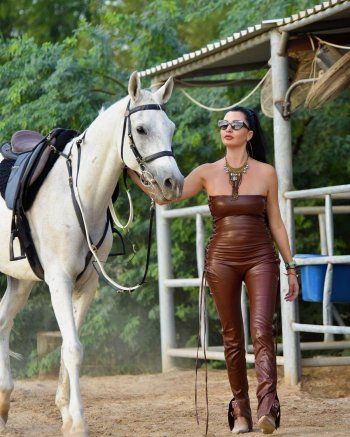 شاهد .. بإطلالة جريئة للغاية.. لاميتا فرنجية مع الحصان بجلسة تصوير