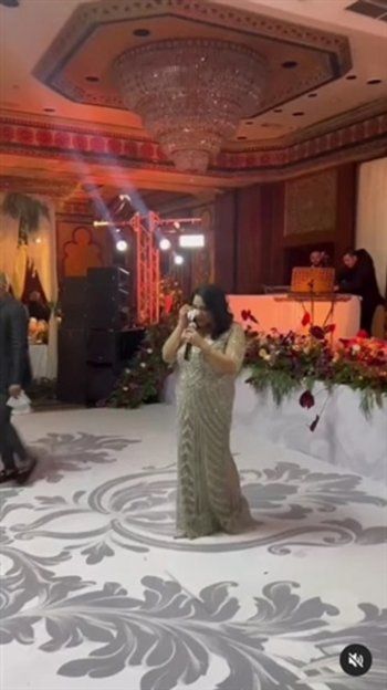 شاهد .. ظهور نادر لزوجة عمرو أديب بحفل زفاف إبنها.. لم تتمكن من تمالك دموعها