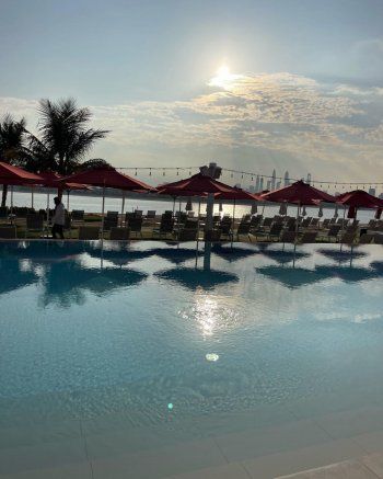 شاهد .. لاميتا فرنجية بإطلالت متعددة بالمايو وروب الحمام وتستجم على البحر مع ولديها-بالصور