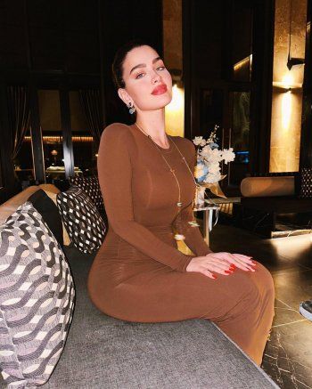 شاهد .. بفستان ضيق..روان بن حسين تستعرض رشاقتها وأنوثتها بأناقة وجمال