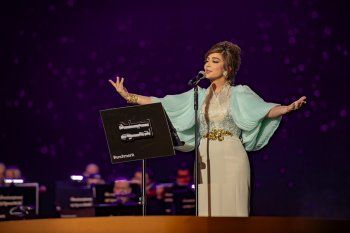 شاهد .. أصالة بفستان غير موفق في "ليلة الدموع".. زحمة تطريزات وأقمشة وأكسسوارات - بالصور