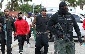 شاهد .. مسلحون يرافقون مغني الراب YG خلال حملة إطعام بمنطقته في عيد الشكر-بالصورة