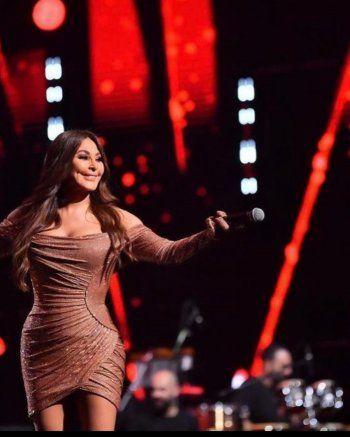 شاهد .. إليسا تخطف الأنظار بفستان قصير خلال احيائها حفلاً في الرياض - بالصور