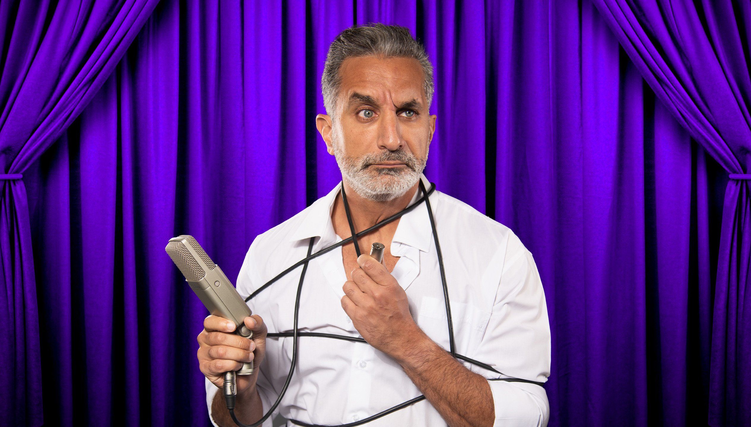 باسم يوسف يختتم جولته الضاحكة في سيدني برقصة الدبكة الفلسطينية.. فيديو