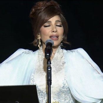 شاهد .. أصالة بفستان غير موفق في "ليلة الدموع".. زحمة تطريزات وأقمشة وأكسسوارات - بالصور