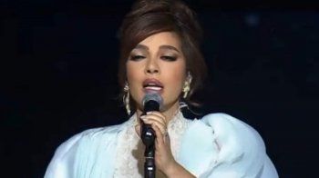 شاهد .. أصالة بفستان غير موفق في "ليلة الدموع".. زحمة تطريزات وأقمشة وأكسسوارات - بالصور