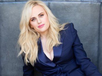 شاهد .. غرائب النجوم: أنجلينا جولي درست خدمة المآتم وجيما أرترتون في يدها ستة أصابع