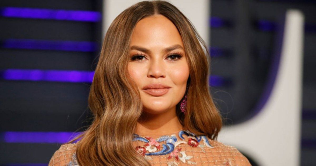 شاهد .. كريسي تايغن تتعرض لموقف محرج..انتزع سحاب فستانها وفُتح أمام الجميع - بالصورة