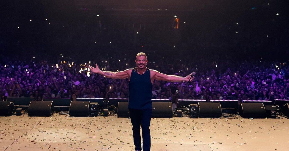 شاهد .. عمرو دياب يغني "يا قمر" في حفله في دبي قبل طرحها رسمياً - بالفيديو