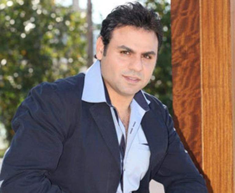 شاهد .. ملحم أبو شديد وإبنه ينتهيان من تزيين شجرة عيد الميلاد-بالفيديو