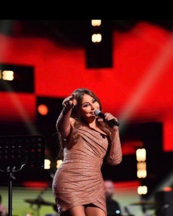 شاهد .. إليسا تخطف الأنظار بفستان قصير خلال احيائها حفلاً في الرياض - بالصور