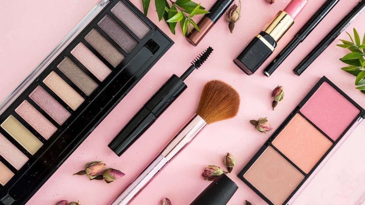 بالفيديو| أخطاء في المكياج تجعلك أكبر سنا.. توقفي عنها