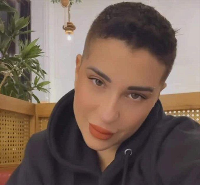 إطلالة غريبة لـ أسما شريف منير.. قصة شعرها قلبت الدنيا