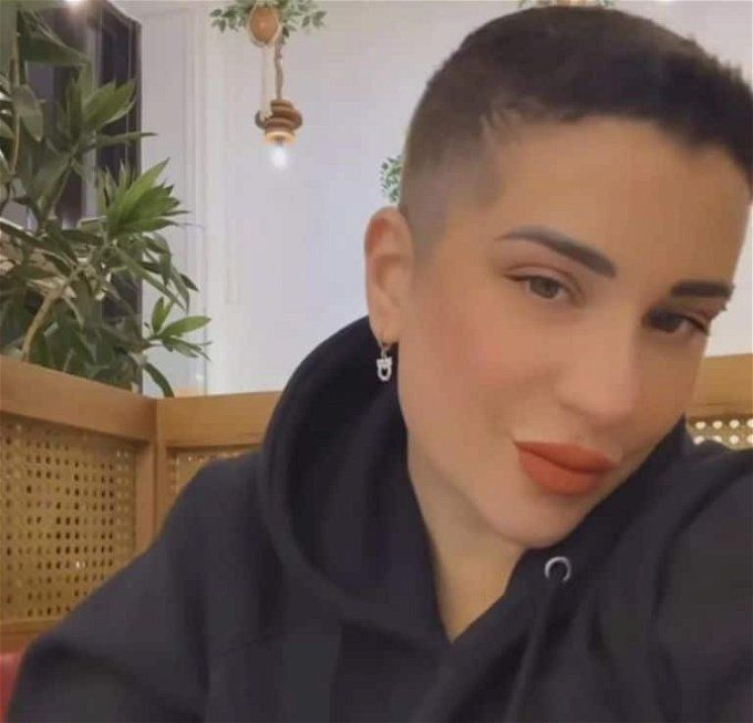 إطلالة غريبة لـ أسما شريف منير.. قصة شعرها قلبت الدنيا