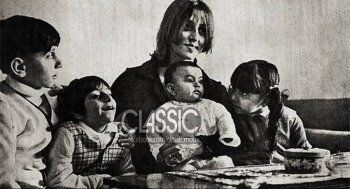 شاهد .. في ذكرى ميلادها.. صور نادرة للسيدة فيروز مع أبنائها تدخل القلوب