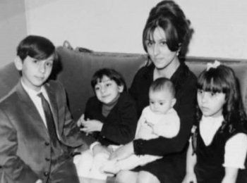 شاهد .. في ذكرى ميلادها.. صور نادرة للسيدة فيروز مع أبنائها تدخل القلوب