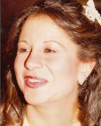 شاهد .. بصورة قديمة لوالدته.. أحمد الفيشاوي يوجه رسالة حب لـ سمية الألفي