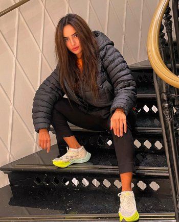 شاهد .. بالصور- من إيطاليا..زينة تطل على الجمهور بلوك رياضي