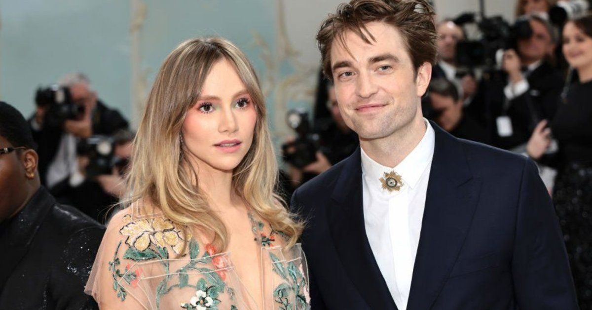 شاهد .. حبيبة روبرت باتينسون يعلن حملها منه بطريقة استعراضية - بالفيديو