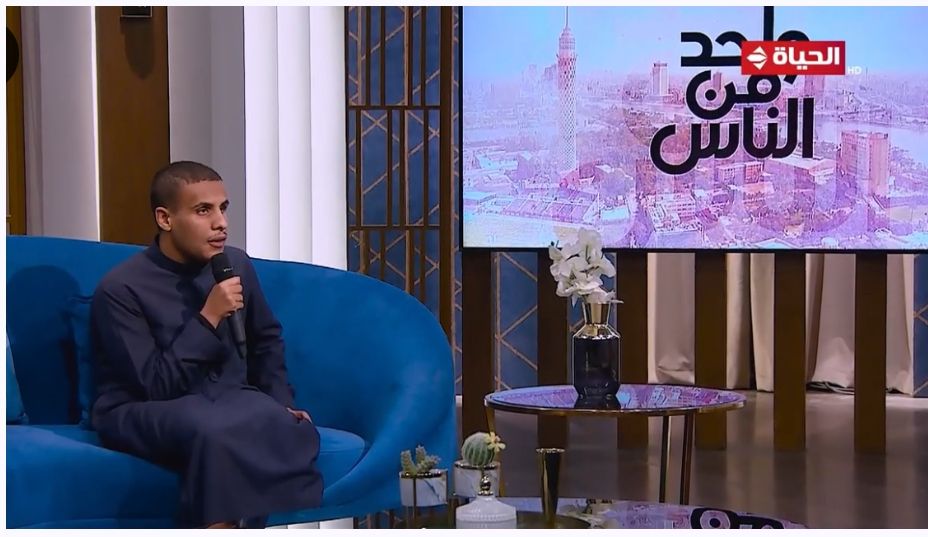 وليد رضوان فقد البصر لكن يبهرنا بالبصيرة … ويذهل عمرو الليثي بسبب إنشاده بالإنجليزية