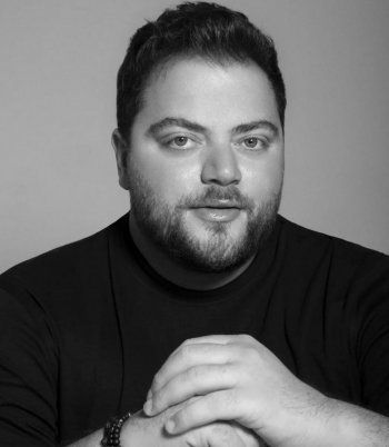 شاهد .. خاص - عامر زيان: " لم تشدني أي أغنية لزملائي والأبوة أجمل شعور ومفاجأة قريباً "