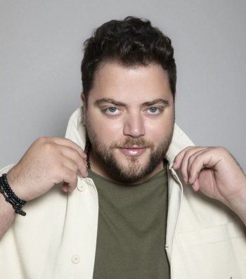 شاهد .. خاص - عامر زيان: " لم تشدني أي أغنية لزملائي والأبوة أجمل شعور ومفاجأة قريباً "