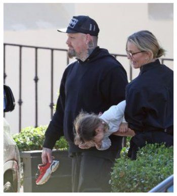 شاهد .. بالصور- كاميرون دياز وزوجها بنجي مادن في ظهور نادر مع ابنتهما