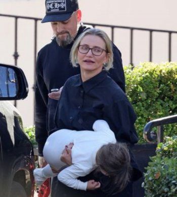 شاهد .. بالصور- كاميرون دياز وزوجها بنجي مادن في ظهور نادر مع ابنتهما