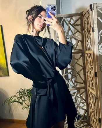 شاهد .. ديميت أوزديمير ساحرة بإطلالة عصرية قبل خروجها للسهر-بالصور