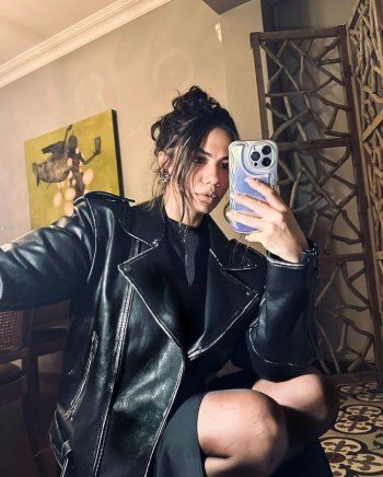 شاهد .. ديميت أوزديمير ساحرة بإطلالة عصرية قبل خروجها للسهر-بالصور