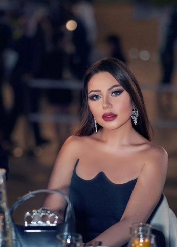 شاهد .. سعر فستان أسما إبراهيم من دار ألكسندر ماكوين.. والبعض اعتبره جريء - بالصور