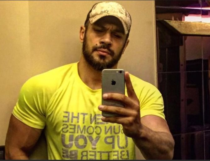 محمد عطية ينهار من البكاء بسبب أطفال غزة