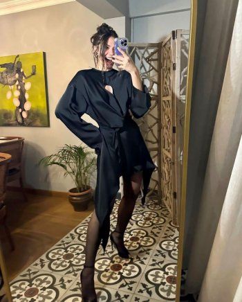 شاهد .. ديميت أوزديمير ساحرة بإطلالة عصرية قبل خروجها للسهر-بالصور